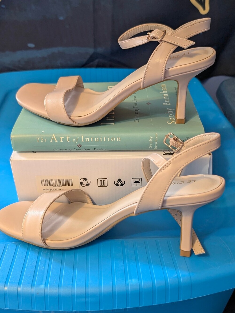 Nwt le chateau Nude Beige Strappy Mid-Heel Sandals Size 39